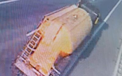 [Zdjęcia] Dolnośląska policja poszukuje kierowcy ciągnika siodłowego z żółtą naczepą. Brał udział w wypadku śmiertelnym