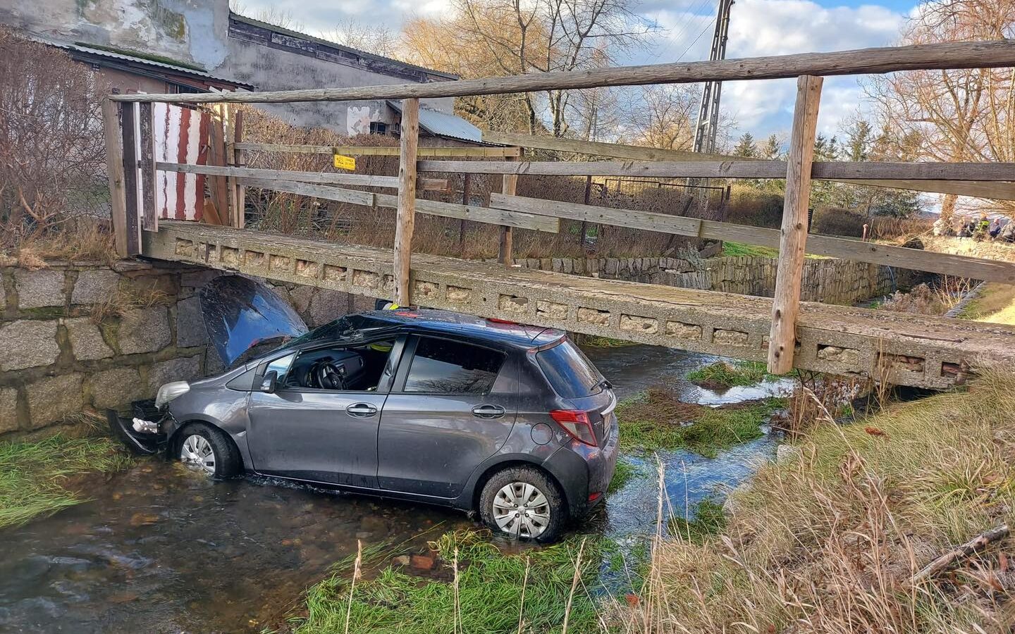 Sady Dolne: tragiczny wypadek. Samochód wpadł do rzeki