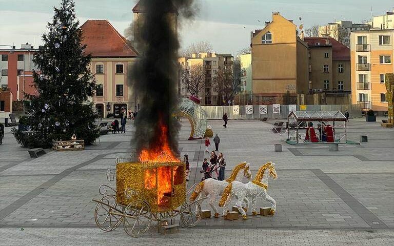 Lubin: Spłonęły świąteczne dekoracje. Jedną z nich podpaliły 14-latki /fot. Miasto Lubin (facebook)