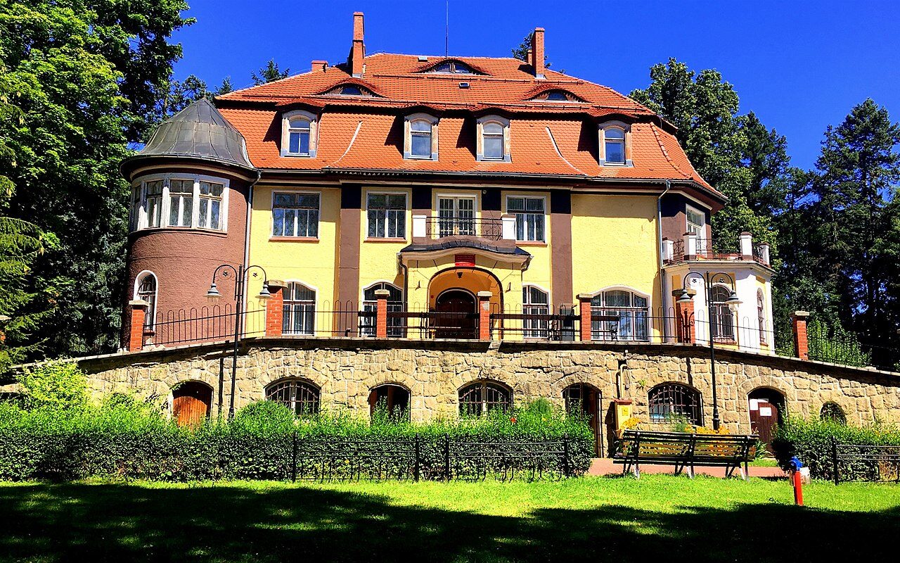 Pałac w Muchowie wystawiony na sprzedaż. Czy kupując budynek, kupujemy również skarb?