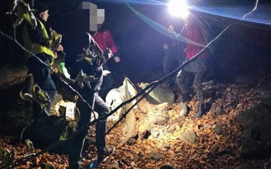 Sobótka: Turystki zgubiły się na szlaku i schroniły się na drzewie /fot. Policja Wrocław