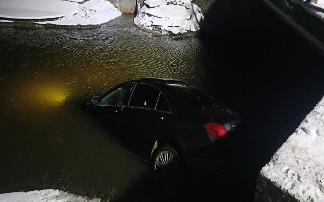 Góra: Kierowca stracił panowanie nad samochodem i wpadł do rzeki /fot. Policja Dolnośląska