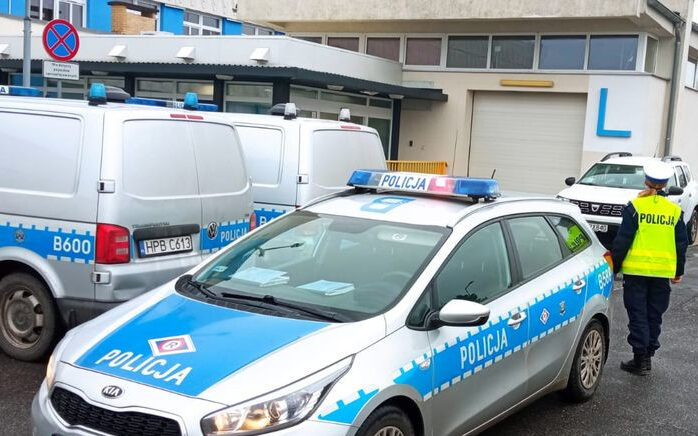 Jelenia Góra: Policjanci eskortowali rodzącą kobietę do szpitala