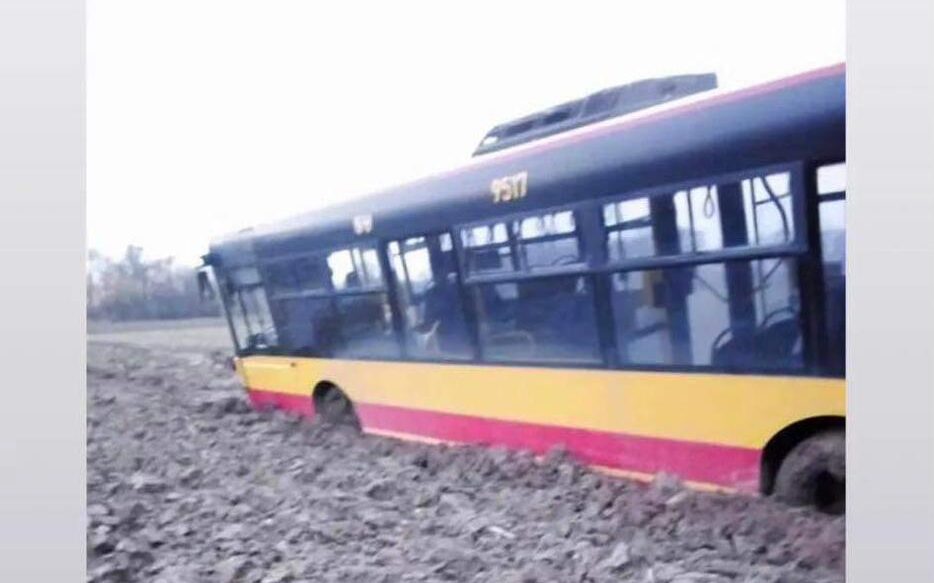 Łozina: Autobus zakopał się w polu. Kierowca chciał pojechać na skróty, fot. Facebook/GminniAktywiści