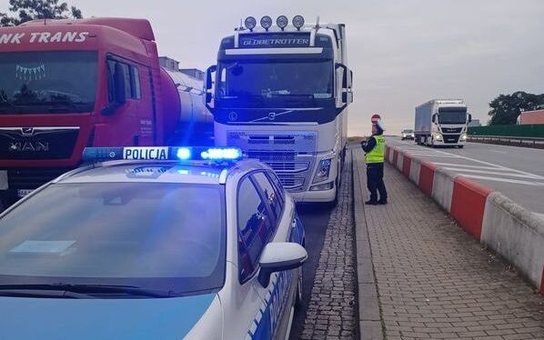 Złotoryja: Miał wydany sądowy zakaz prowadzenia pojazdów. Został przyłapany na wyprzedzaniu ciężarówką na A4, fot. Policja Dolnośląska