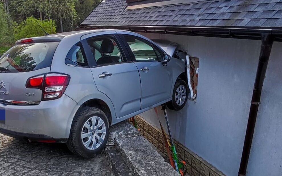 Polanica-Zdrój: Kierowca uderzył w dom. Samochód przebił ścianę budynku